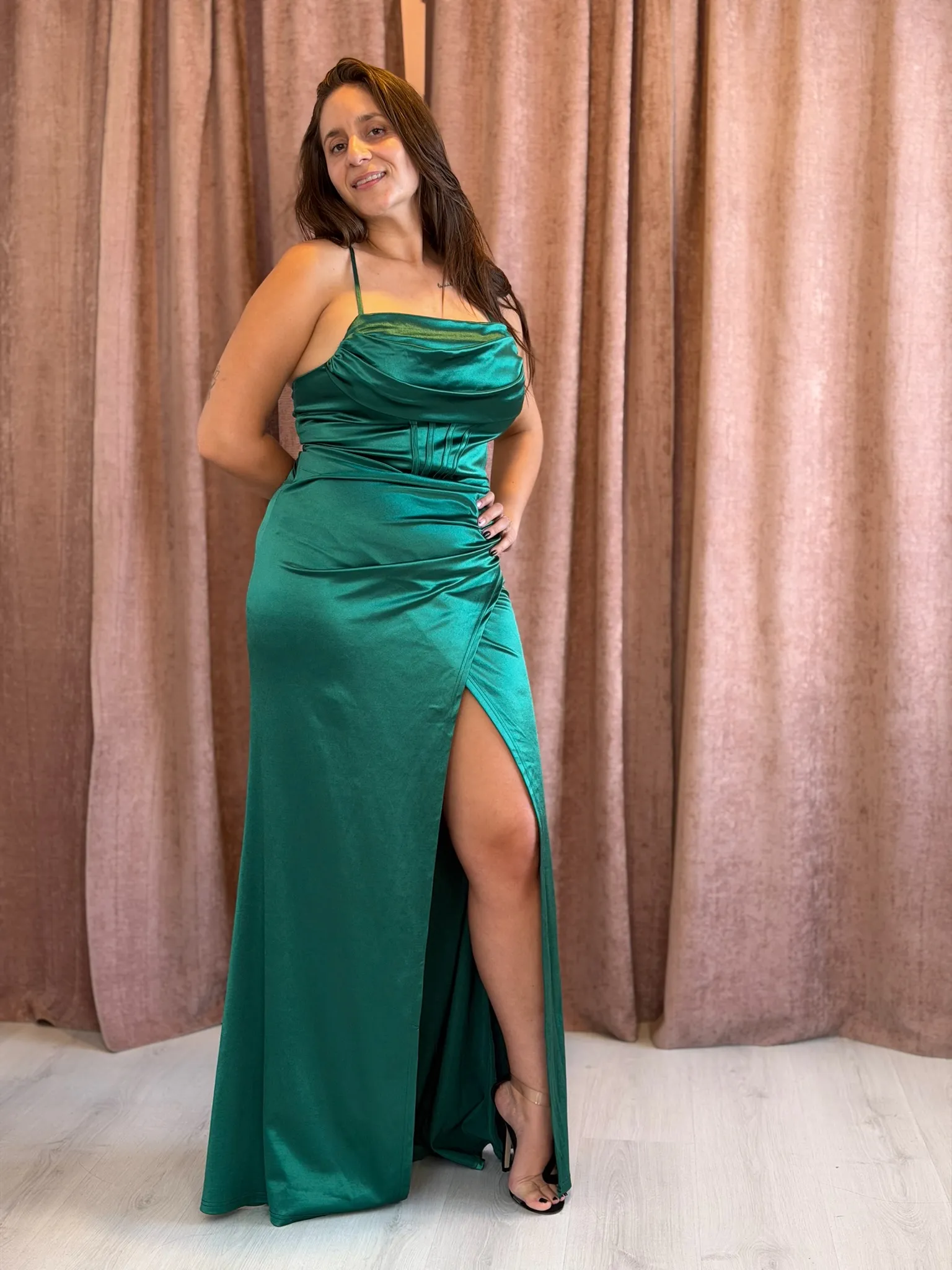 Vestido largo verde en satén elastizado - 045 - Imagen 4